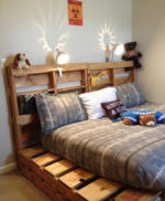 adjustable-pallet-bed-frame-kids-room-idea-plush-toys-bedside-lamp-pillows